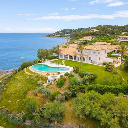 With Helipad, Sauna And Infinity Pool וילה *