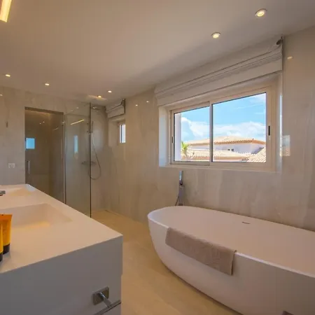 With Helipad, Sauna And Infinity Pool וילה *