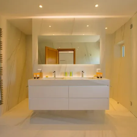 With Helipad, Sauna And Infinity Pool וילה *