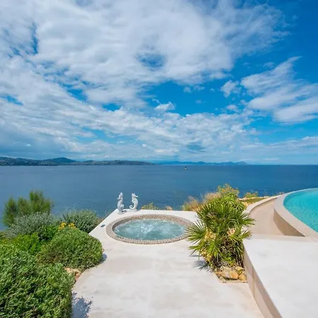 With Helipad, Sauna And Infinity Pool Villa Saint-Tropez